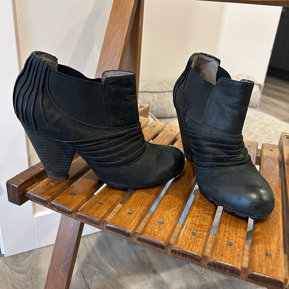 Vince Camuto Bronco Ankle Boots Shoes Womens Black Leather Booties Ruched 8.5 - Picture 8 of 8